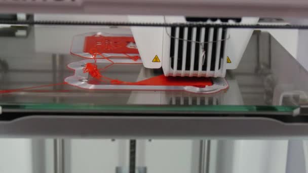 Impressora 3D trabalhando de perto. Impressora 3D moderna imprimindo um objeto de fundido — Vídeo de Stock