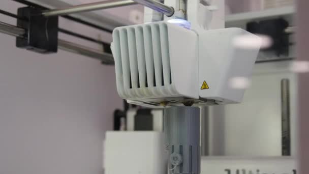 Impressora 3D trabalhando de perto. Tecnologia de impressão 3D tema 4k vídeo — Vídeo de Stock