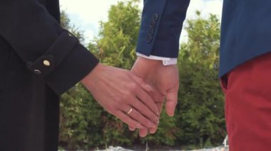 Genç kadın erkeğin elini tutuyor. Aşk, aile ve mutluluk kavramı. Romantik video