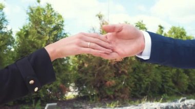 Adam genç bir kadına yardım ediyor. Çift aşık ve nazikçe birbirlerine dokunuyorlar.