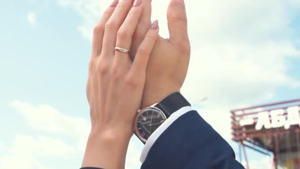 Close-up van twee geliefden die zich bij elkaar voegen. Romantisch koppel hand in hand — Stockvideo