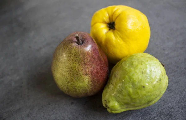 Grupo Frutas Exóticas Mesa Cinza Escura Frutas Frescas Fechar Foto — Fotografia de Stock