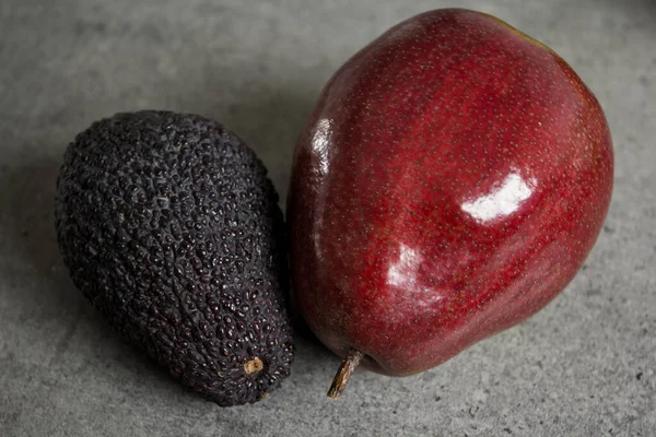 Textura Frutas Pêra Vermelha Abacate Escuro Mesa Cinza Frutas Frescas — Fotografia de Stock