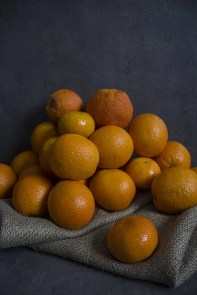 Muchas Naranjas Sobre Fondo Gris Oscuro Frutas Jugosas Cerca Foto — Foto de Stock