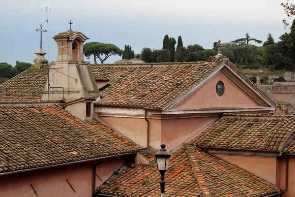 イタリアの赤い屋根 美しい本物の建物 ヨーロッパの古典建築 — ストック写真