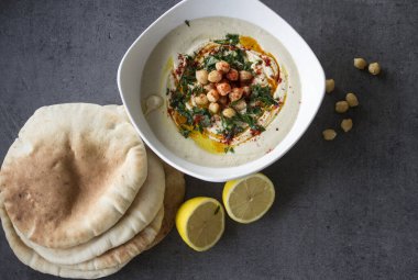 Masada pita ekmeği olan taze ev yapımı humus tabağı. Ortadoğu 'nun otantik yemekleri. Sağlıklı beslenme konsepti. Vejetaryen dengeli yemek. İsrail Geleneksel Yemeği.
