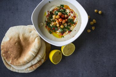 Masada pita ekmeği olan taze ev yapımı humus tabağı. Ortadoğu 'nun otantik yemekleri. Sağlıklı beslenme konsepti. Vejetaryen dengeli yemek. İsrail Geleneksel Yemeği.