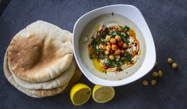 Masada pita ekmeği olan taze ev yapımı humus tabağı. Ortadoğu 'nun otantik yemekleri. Sağlıklı beslenme konsepti. Vejetaryen dengeli yemek. İsrail Geleneksel Yemeği.