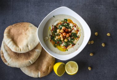 Masada pita ekmeği olan taze ev yapımı humus tabağı. Ortadoğu 'nun otantik yemekleri. Sağlıklı beslenme konsepti. Vejetaryen dengeli yemek. İsrail Geleneksel Yemeği.