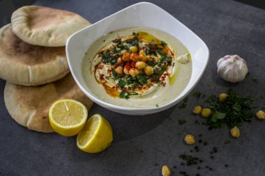 Masada pita ekmeği olan taze ev yapımı humus tabağı. Ortadoğu 'nun otantik yemekleri. Sağlıklı beslenme konsepti. Vejetaryen dengeli yemek. İsrail Geleneksel Yemeği.