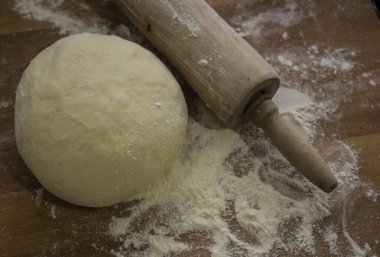 Ekmek yapıyorum. Ahşap masanın üzerinde bir Hamur topu. Üst görünüm fotoğrafını içerir. 