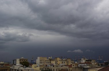 Güzel bulutları olan dramatik bir gökyüzü. Doğa soyut arkaplan. 