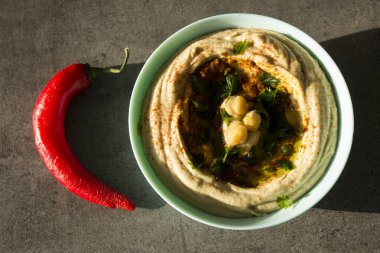 Masada pita ekmeği olan taze ev yapımı humus tabağı. Ortadoğu 'nun otantik yemekleri. Sağlıklı beslenme konsepti. Vejetaryen dengeli yemek. İsrail 'in geleneksel yemeği.  
