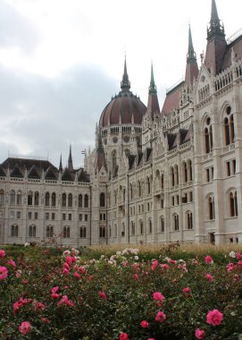 Macaristan, Budapeşte 'deki parlamentonun güzel binası. Tarihi bir bina. Klasik mimari fotoğrafı..  
