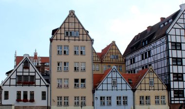 Gdansk eski şehir manzarası. Güzel bir şehrin renkli sokakları. Klasik Avrupa mimarisi. Şirin eski ev fotoğrafları.. 