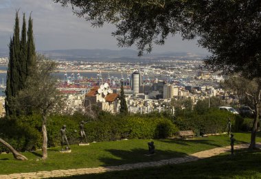 Parkta güneşli bir gün. Yeşil çimenler, güzel şehir manzarası. Bulutlu mavi gökyüzü. Yaz eğlencesi.