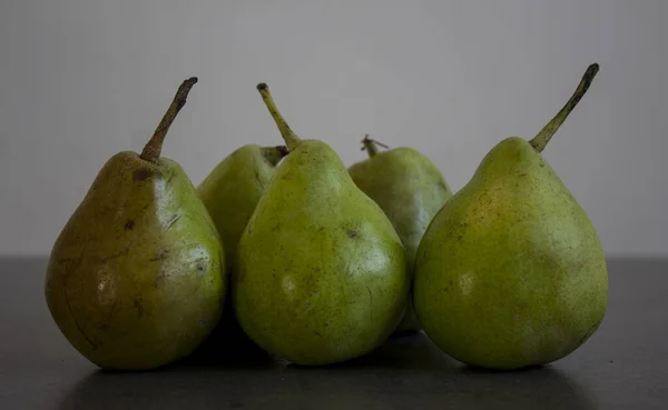 Pêras Verdes Mesa Pedra Frutas Verão Fecham Foto Fundo Cinzento — Fotografia de Stock