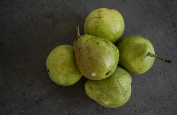 Pêras Verdes Mesa Pedra Frutas Verão Fecham Foto Fundo Cinzento — Fotografia de Stock