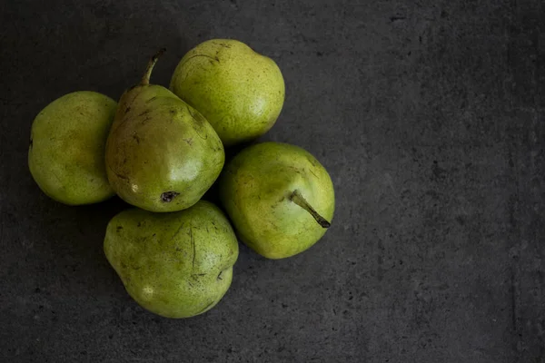 Pêras Verdes Mesa Pedra Fundo Cinzento Escuro Espaço Cópia Frutas — Fotografia de Stock