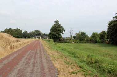 Köydeki boş yol. Hollanda klasik ülke görüşü.