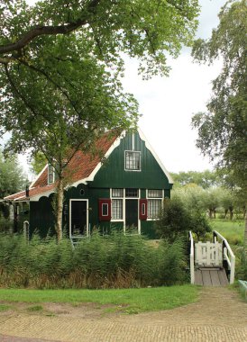 Klasik Hollanda şehir manzarası. Hollanda 'da yaz mevsimi. Yeşil ahşap evler. Hollanda mimari fotoğrafı. 