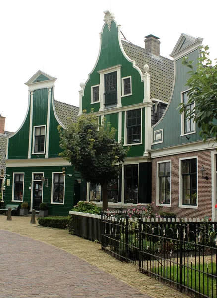 古典的なオランダの街の景色 オランダの夏 緑の木造住宅 オランダの建築写真 — ストック写真