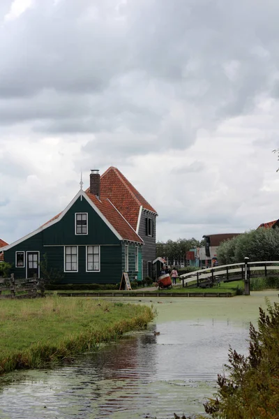 Vista Clássica Cidade Holandesa Verão Holanda Casas Verdes Madeira Arquitetura — Fotografia de Stock