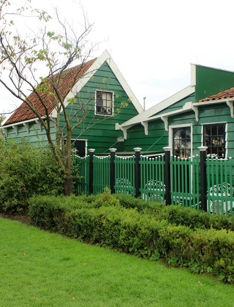 Vista Clássica Cidade Holandesa Verão Holanda Casas Verdes Madeira Arquitetura — Fotografia de Stock