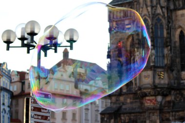 Çatıların üzerinde uçan sabun köpüğü.. 