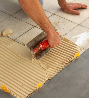 Seramik fayansla seramik yapıştırıcı ya da çimento. Ev yenileme fotoğrafı. 