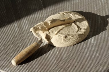 Seramik fayansla seramik yapıştırıcı ya da çimento. Ev yenileme fotoğrafı. 