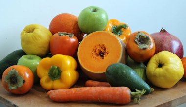 Ahşap masada renkli sebzeler. Taze malzemeler üst görünümde. Çiftçilik mevsimi. Sağlıklı yeme kavramı. 