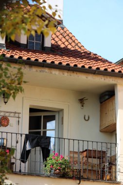 Şirin balkon fotoğrafı. Kırmızı çatı katı.. 
