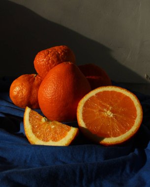 Sofrada sulu portakallar. Fotokopi alanı olan koyu gri bir arkaplan. Yaz meyveleri fotoğrafı kapatın.. 