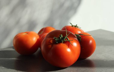 Masadaki sulu kırmızı domatesler. Taze sebzeler yakın. İçindekiler üst görünüm. Sağlıklı yeme kavramı. 