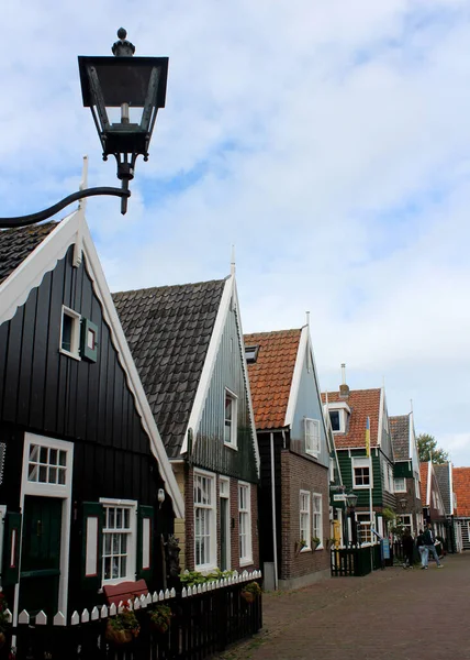Klasický Holandský Výhled Město Léto Nizozemsku Zelené Dřevěné Domy Fotografie — Stock fotografie