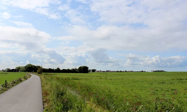 Klasyczny Holenderski Widok Wieś Piękne Akwarelowe Niebo Puszystymi Chmurami Zielone — Zdjęcie stockowe