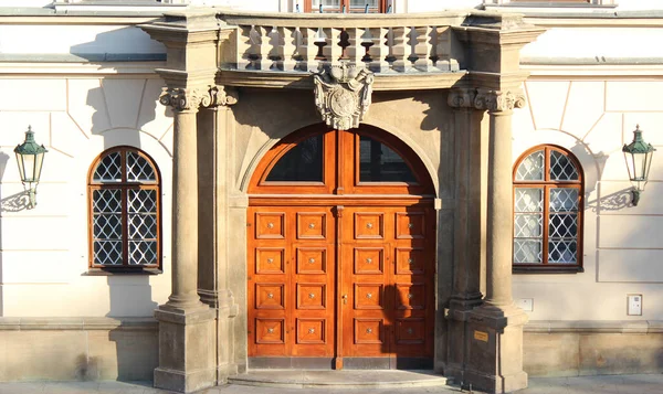Beautiful Entrance Wooden Door Classic European Architecture Sunny Day Photo — Stock Photo, Image