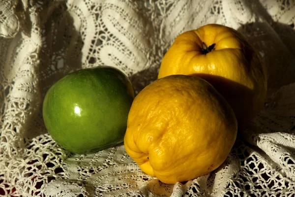 Frutas Marmelo Maçã Verde Mesa Fundo Textura Tecido Natureza Morta — Fotografia de Stock