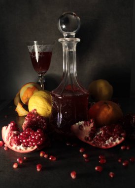 Kırmızı şarap ve koyu gri arka planda meyvelerle dolu bir hayat. 