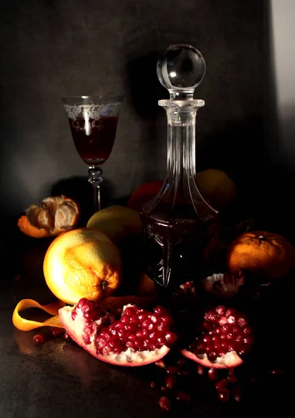 Nature Morte Avec Vin Rouge Des Fruits Sur Fond Gris — Photo
