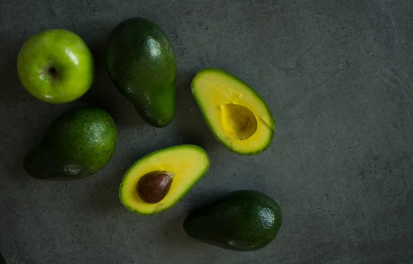 Abacates Maçã Verde Uma Mesa Fotografia Plana Fundo Cinza Escuro — Fotografia de Stock