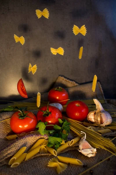 Massa Voadora Natureza Morta Com Tomates Massa Seca Tipos Diferentes — Fotografia de Stock