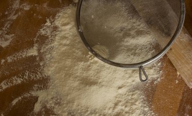 Tahta masada beyaz un. Üst görüntü fotoğrafı. 