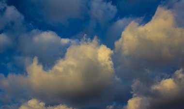 Güzel bulutlu dramatik mavi gökyüzü. 