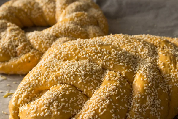 Pão Chalá Cru Fundo Papel Manteiga Israelita Autêntica Comida — Fotografia de Stock