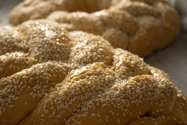 Rauwe Challah Brood Bakpapier Achtergrond Israëlisch Authentiek Voedsel — Stockfoto