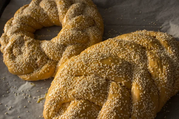 Pão Chalá Cru Fundo Papel Manteiga Israelita Autêntica Comida — Fotografia de Stock