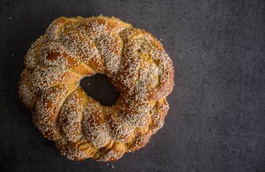 Geleneksel İsrail challah ekmeği gri masada. Ortadoğu 'nun otantik fırını. Kopyalama alanı olan koyu gri arkaplan. 