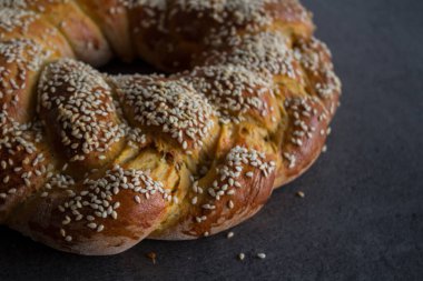 Geleneksel İsrail challah ekmeği gri masada. Ortadoğu 'nun otantik fırını. Kopyalama alanı olan koyu gri arkaplan. 